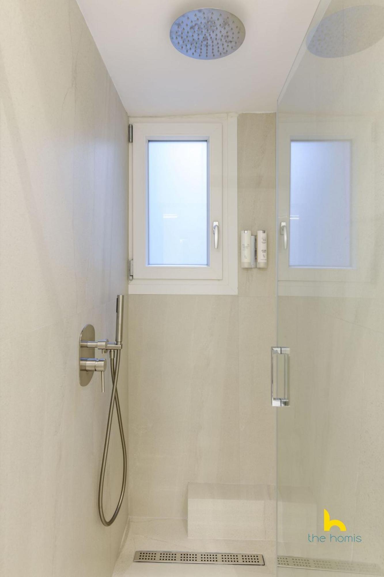 Sun-Splashed 2-Bdr Corner Apartment With Hillside Views! أثينا المظهر الخارجي الصورة